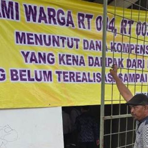 Tuntut Kompensasi, Warga Rawa Buaya Segel Proyek Sutet